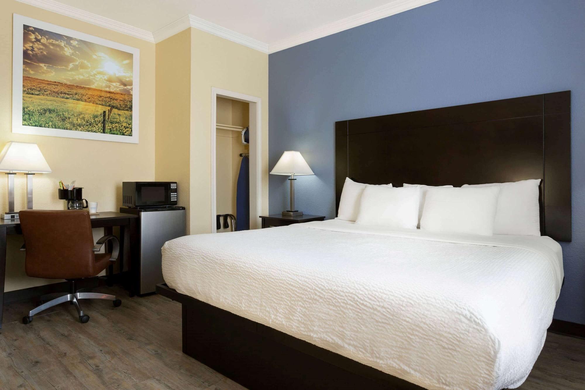 Days Inn & Suites By Wyndham Dfw Airport South-Euless Bagian luar foto