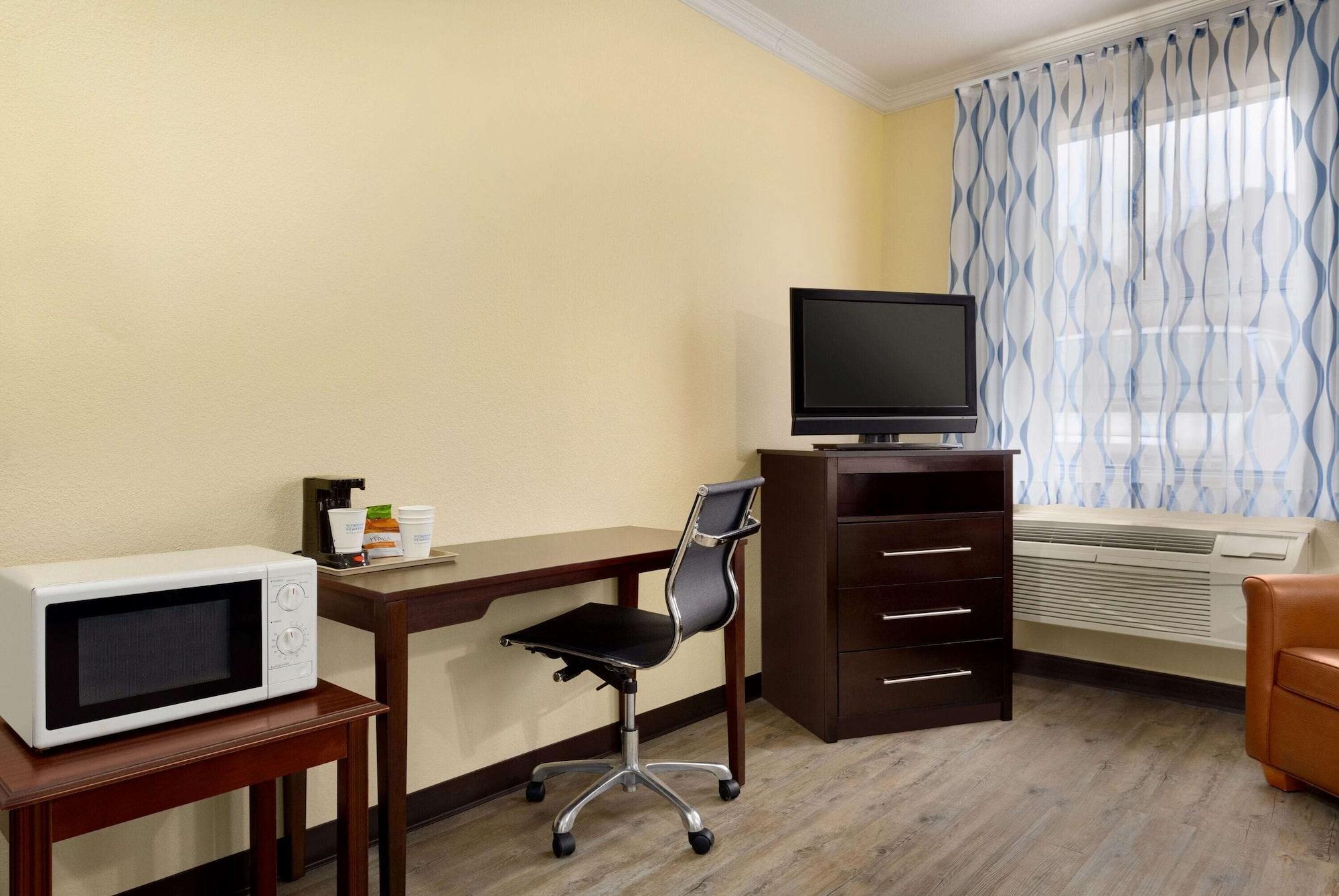 Days Inn & Suites By Wyndham Dfw Airport South-Euless Bagian luar foto