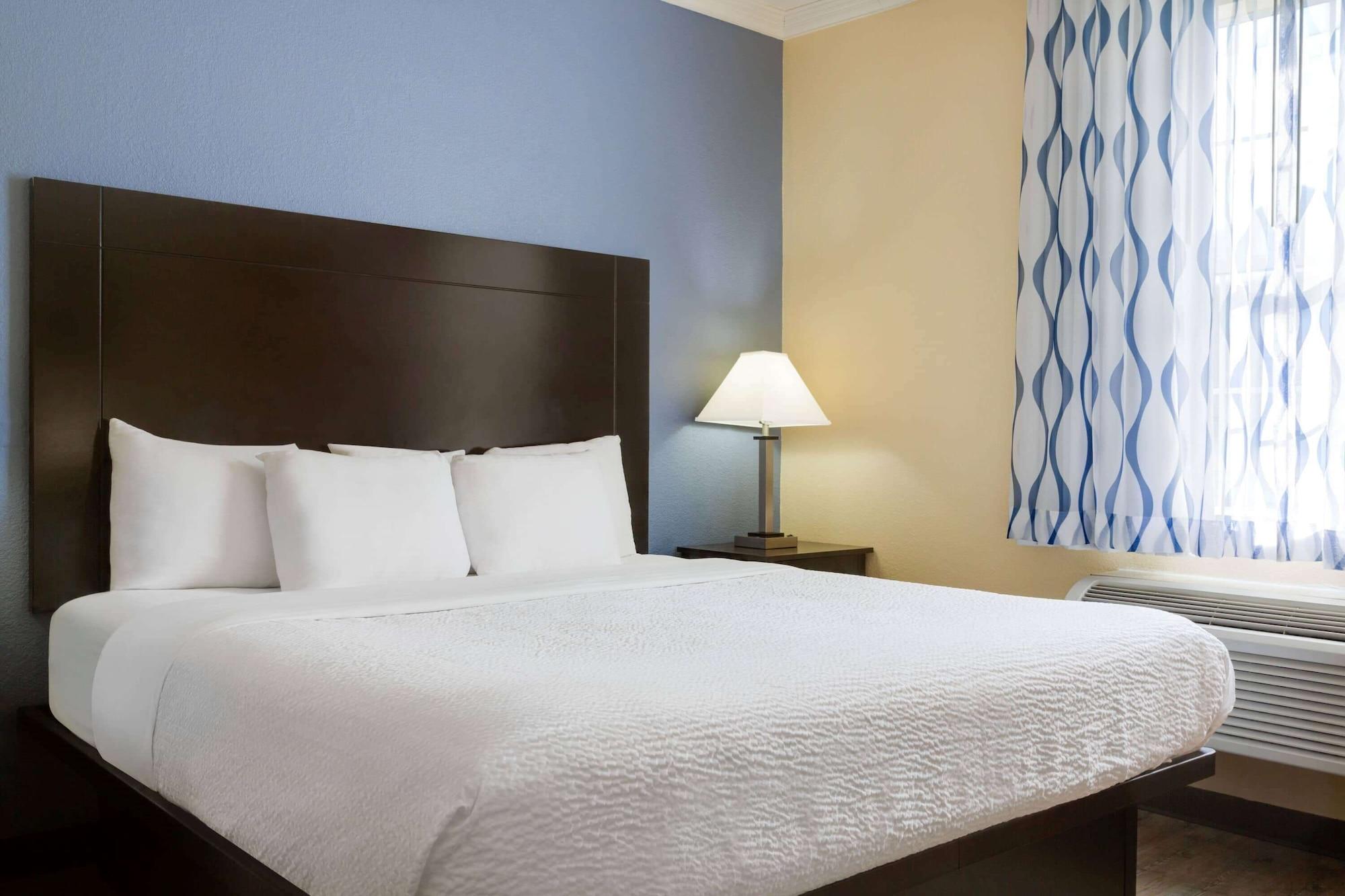 Days Inn & Suites By Wyndham Dfw Airport South-Euless Bagian luar foto