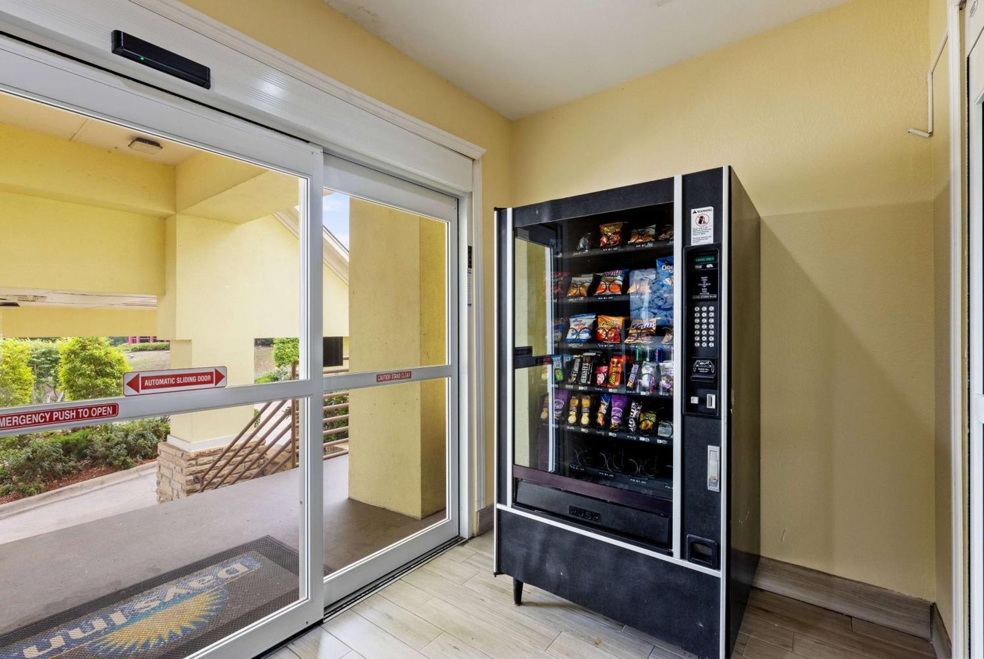 Days Inn & Suites By Wyndham Dfw Airport South-Euless Bagian luar foto