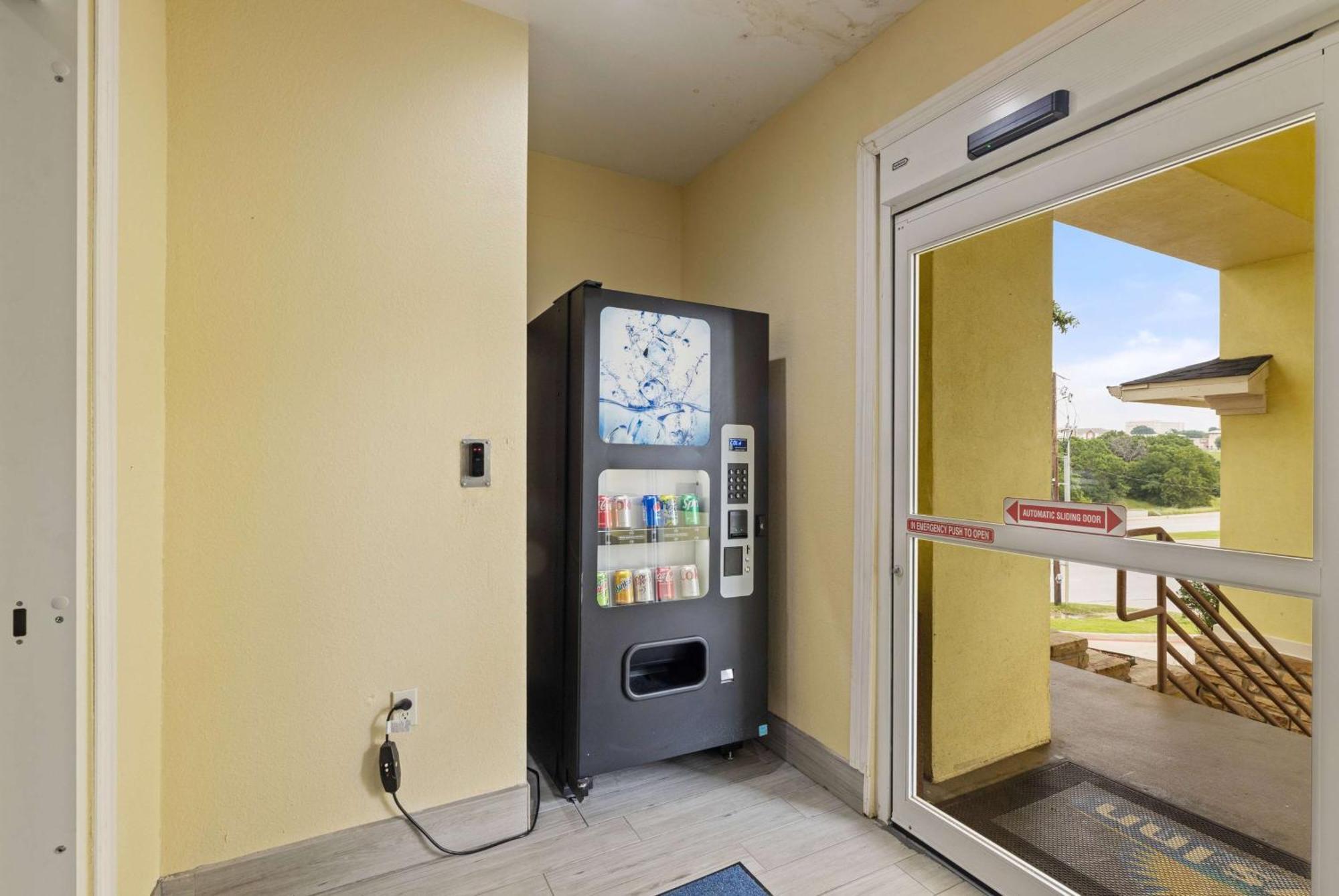 Days Inn & Suites By Wyndham Dfw Airport South-Euless Bagian luar foto