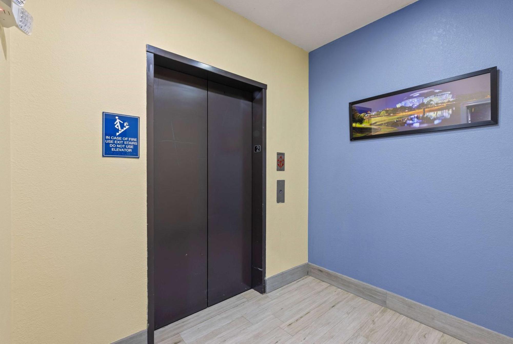 Days Inn & Suites By Wyndham Dfw Airport South-Euless Bagian luar foto