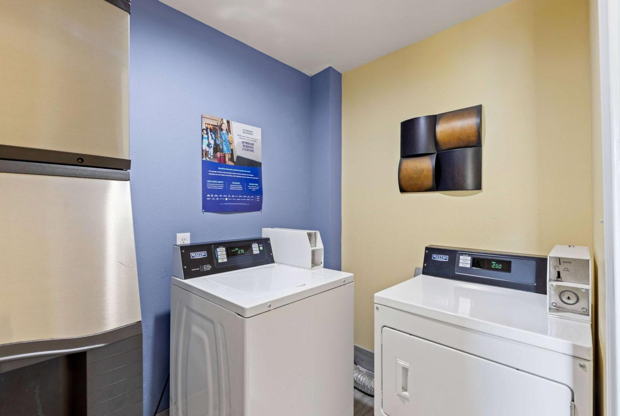 Days Inn & Suites By Wyndham Dfw Airport South-Euless Bagian luar foto