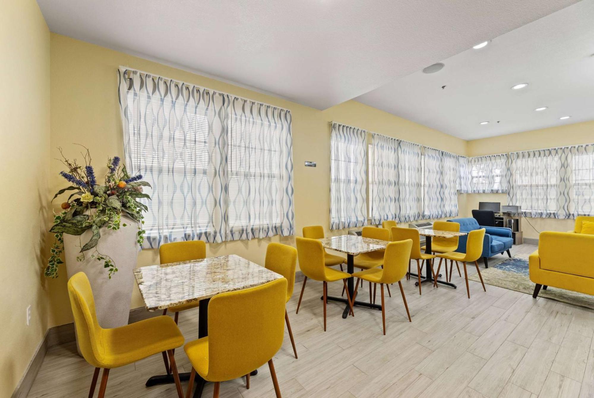 Days Inn & Suites By Wyndham Dfw Airport South-Euless Bagian luar foto