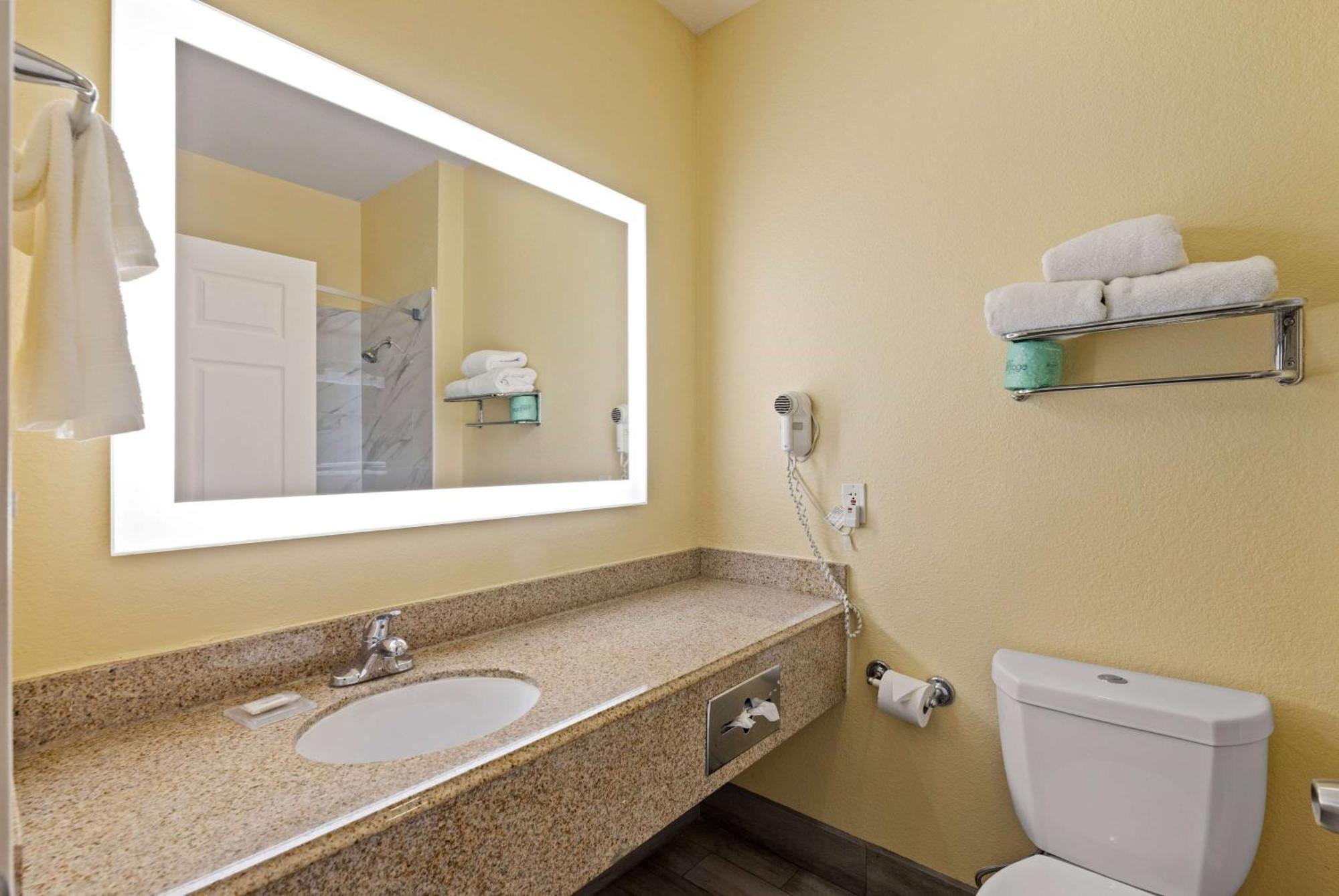 Days Inn & Suites By Wyndham Dfw Airport South-Euless Bagian luar foto