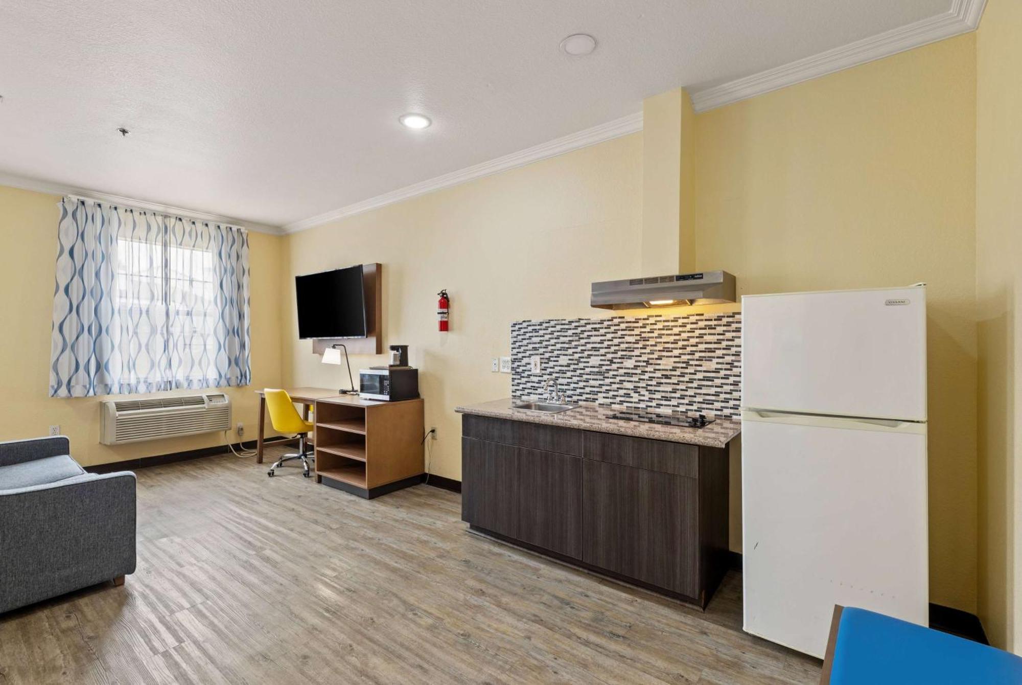 Days Inn & Suites By Wyndham Dfw Airport South-Euless Bagian luar foto