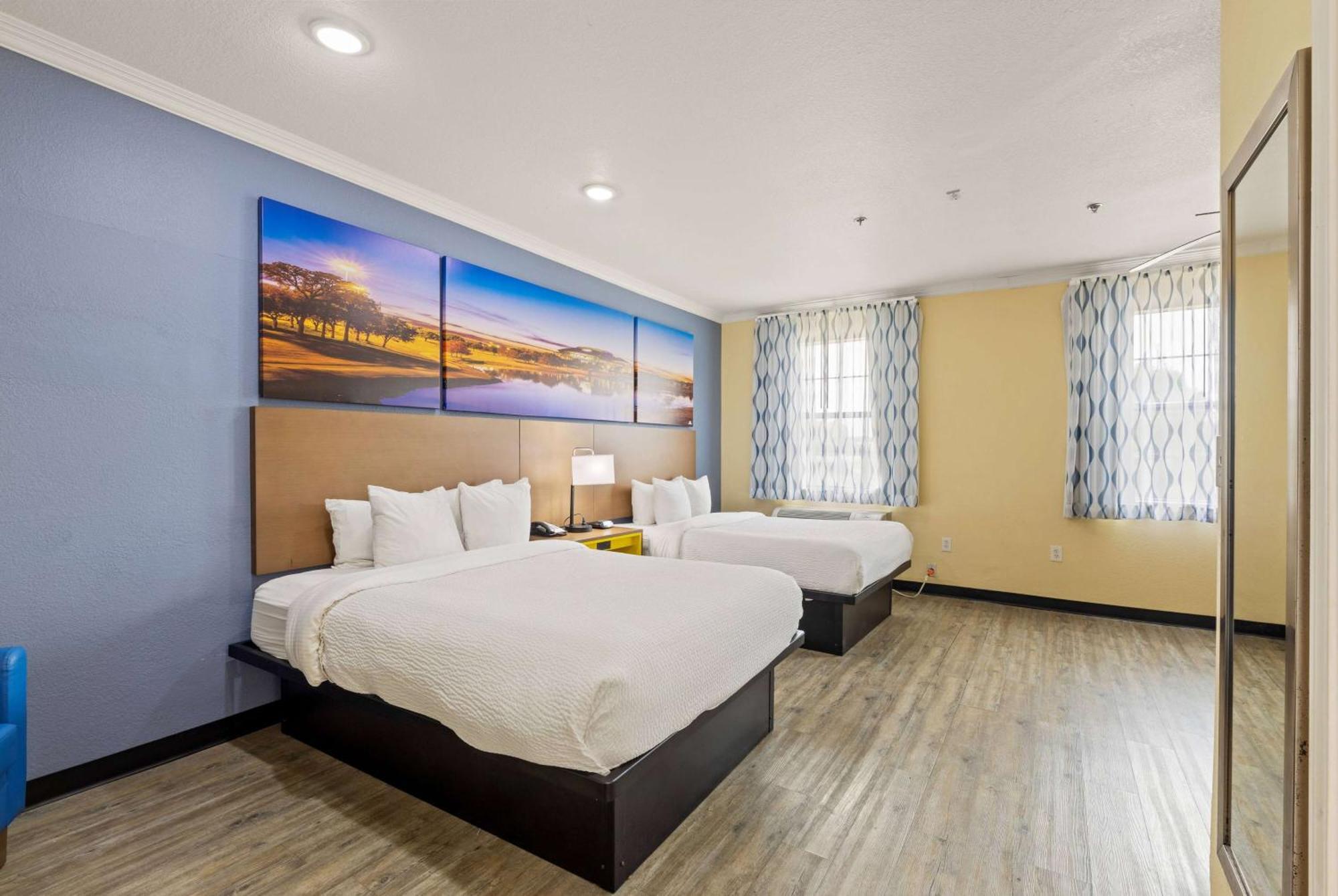 Days Inn & Suites By Wyndham Dfw Airport South-Euless Bagian luar foto