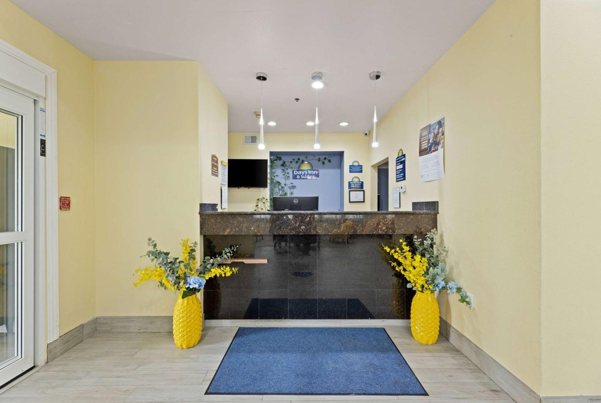 Days Inn & Suites By Wyndham Dfw Airport South-Euless Bagian luar foto